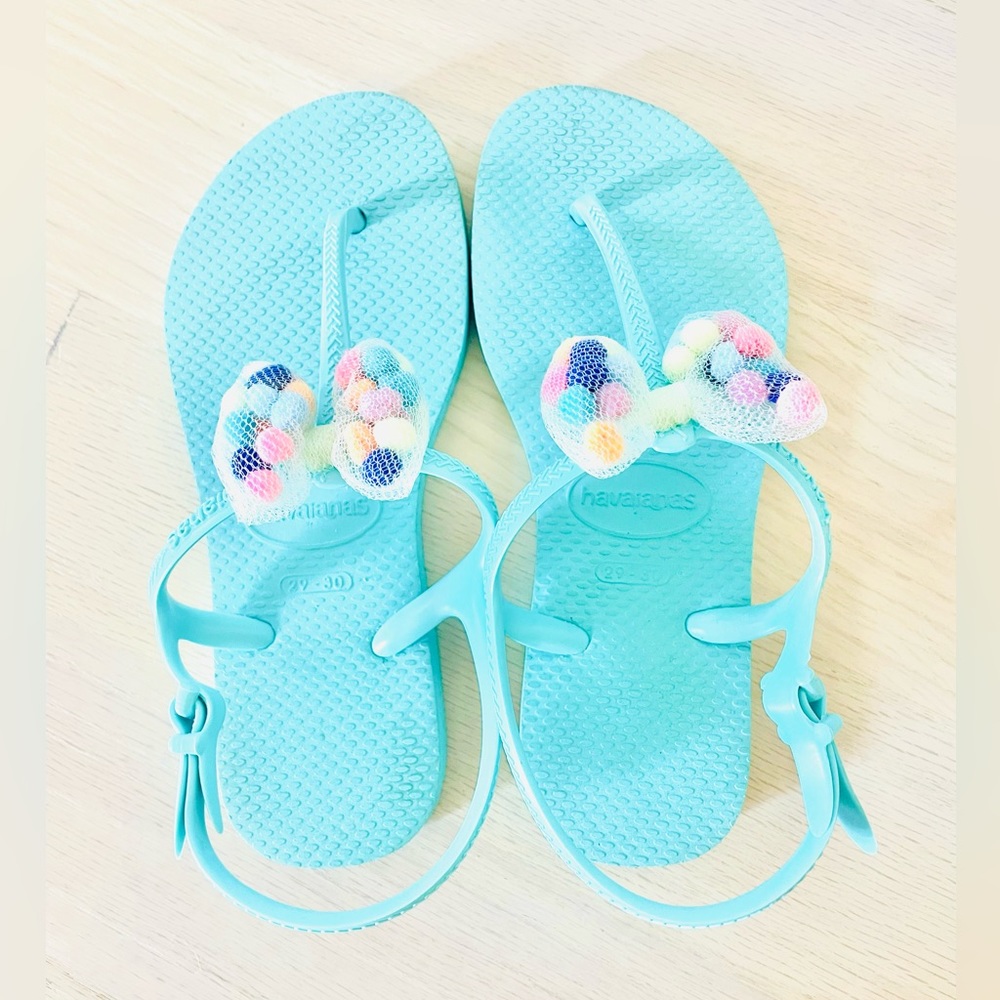 Havaianas Girls Size 13C aqua confetti thong sandals.